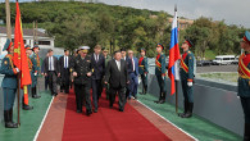 La finalul vizitei, Kim „şi-a prezentat sincerele mulţumiri preşedintelui Putin şi liderilor ruşi” pentru „atenţia deosebită şi ospitalitatea lor cordială”. FOTO: Profimedia Images | Poza 2 din 7