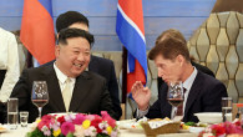 La finalul vizitei, Kim „şi-a prezentat sincerele mulţumiri preşedintelui Putin şi liderilor ruşi” pentru „atenţia deosebită şi ospitalitatea lor cordială”. FOTO: Profimedia Images | Poza 4 din 7