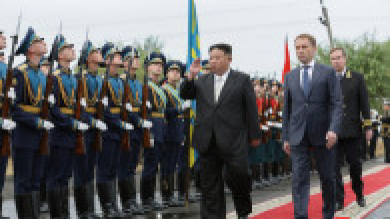 La finalul vizitei, Kim „şi-a prezentat sincerele mulţumiri preşedintelui Putin şi liderilor ruşi” pentru „atenţia deosebită şi ospitalitatea lor cordială”. FOTO: Profimedia Images | Poza 5 din 7