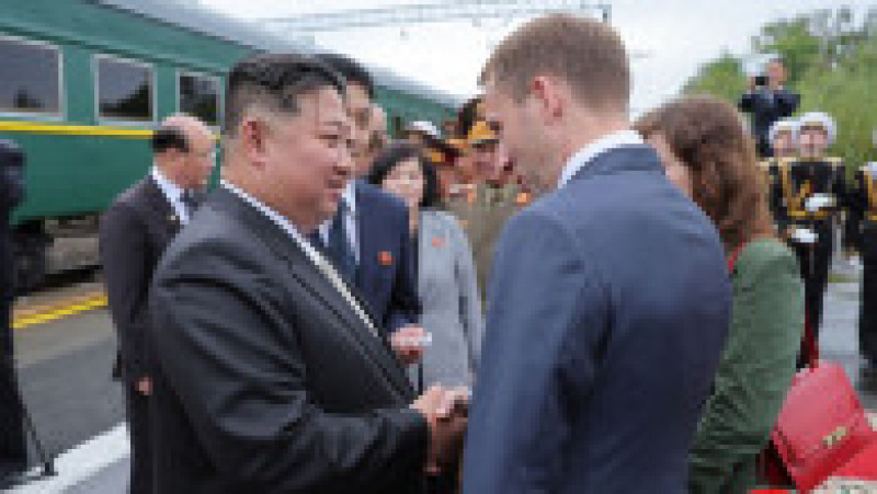 La finalul vizitei, Kim „şi-a prezentat sincerele mulţumiri preşedintelui Putin şi liderilor ruşi” pentru „atenţia deosebită şi ospitalitatea lor cordială”. FOTO: Profimedia Images | Poza 6 din 7