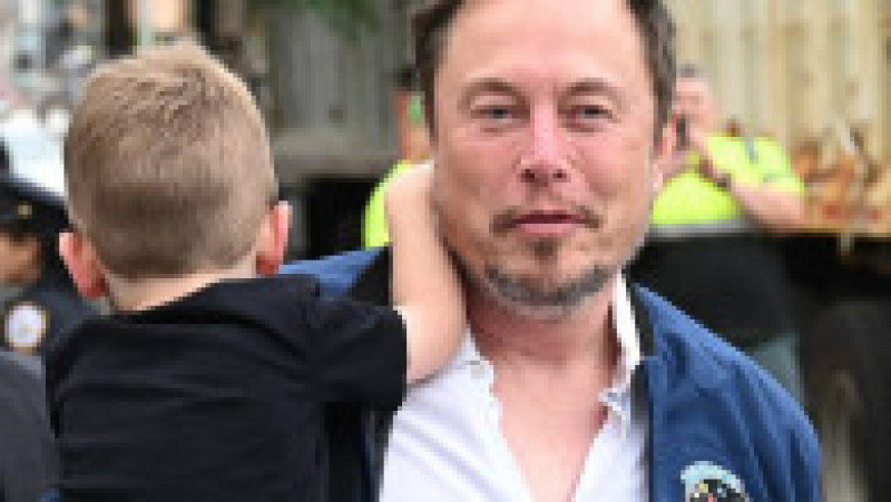 Musk s-a dus cu copilul în brațe la discuțiile cu Erdogan despre Tesla și rețeaua Starlink. FOTO: Profimedia Images | Poza 6 din 7