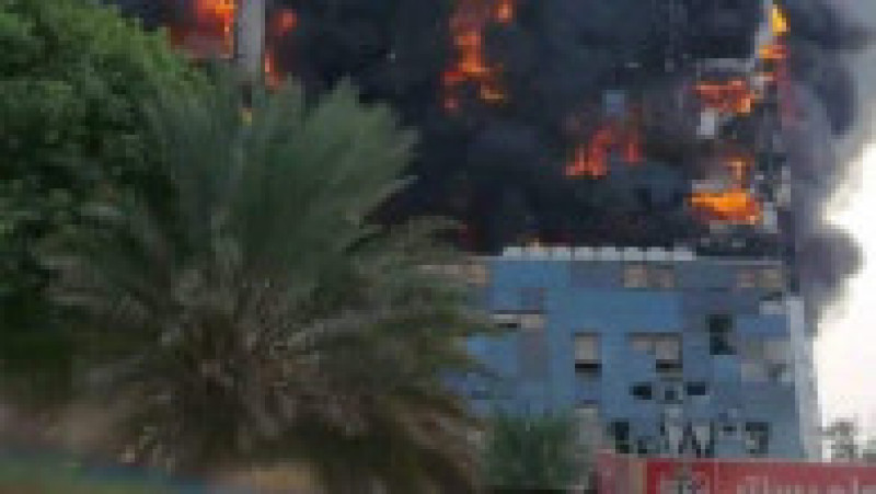 Incendiu de proporții în capitala Sudanului, unde un zgârie-nori simbol din Khartoum a luat foc. FOTO: Profimedia Images | Poza 1 din 5