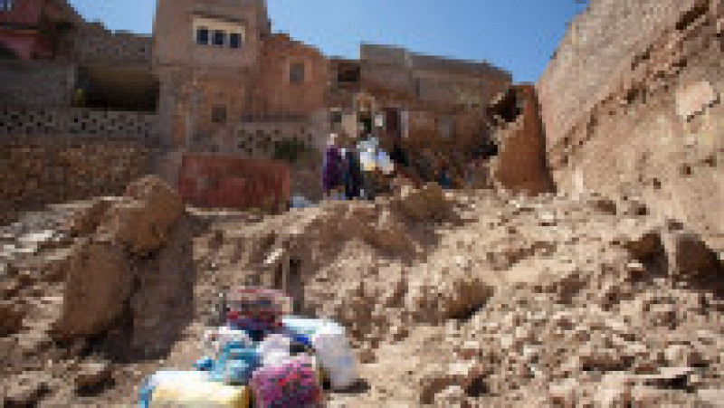 Voluntarii și salvatorii marocani, sprijiniți de echipe trimise din străinătate, încearcă să găsească posibili supraviețuitori, chiar dacă șansele sunt aproape nule. FOTO: Profimedia Images | Poza 1 din 19