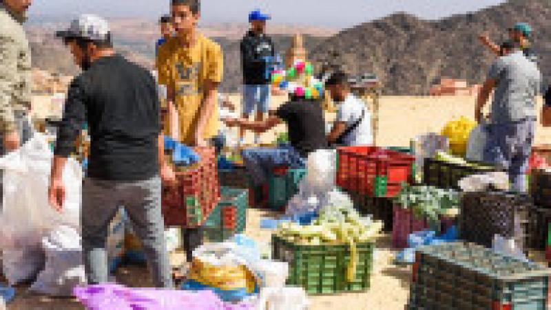 Voluntarii și salvatorii marocani, sprijiniți de echipe trimise din străinătate, încearcă să găsească posibili supraviețuitori, chiar dacă șansele sunt aproape nule. FOTO: Profimedia Images | Poza 2 din 19