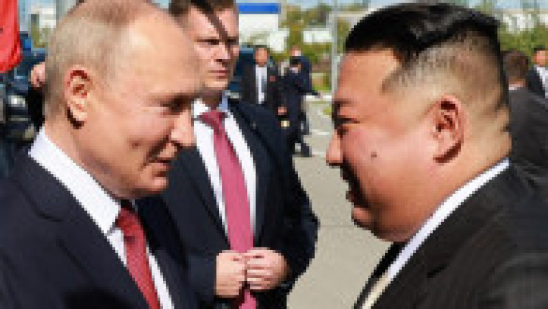 Momentul întâlnirii dintre Putin și Kim. Cei doi și-au strâns mâna 40 de secunde. Ce și-au spus cei doi. FOTO: Profimedia Images | Poza 2 din 24
