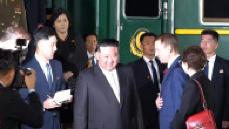 Momentul întâlnirii dintre Putin și Kim. Cei doi și-au strâns mâna 40 de secunde. Ce și-au spus cei doi. FOTO: Profimedia Images | Poza 16 din 24