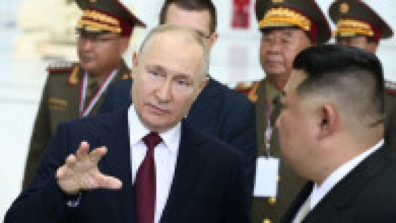 Momentul întâlnirii dintre Putin și Kim. Cei doi și-au strâns mâna 40 de secunde. Ce și-au spus cei doi. FOTO: Profimedia Images | Poza 6 din 24