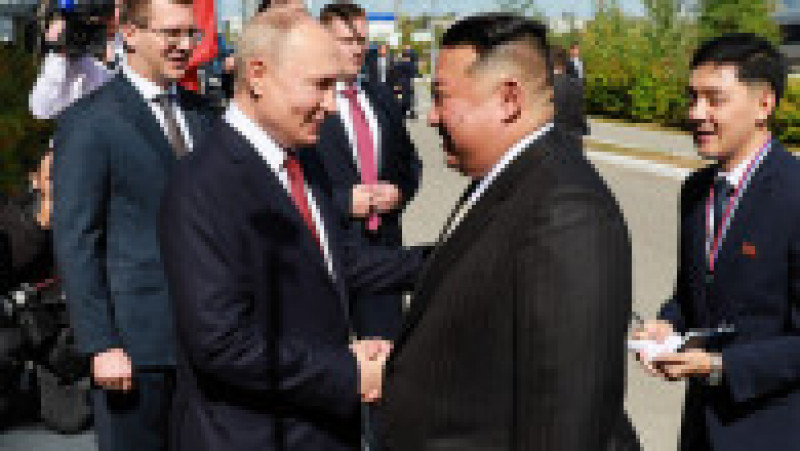 Momentul întâlnirii dintre Putin și Kim. Cei doi și-au strâns mâna 40 de secunde. Ce și-au spus cei doi. FOTO: Profimedia Images | Poza 1 din 24