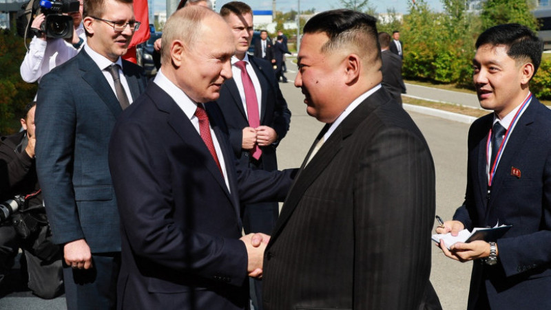 Momentul întâlnirii dintre Putin și Kim. Cei doi și-au strâns mâna 40 de secunde. Ce și-au spus cei doi. FOTO: Profimedia Images