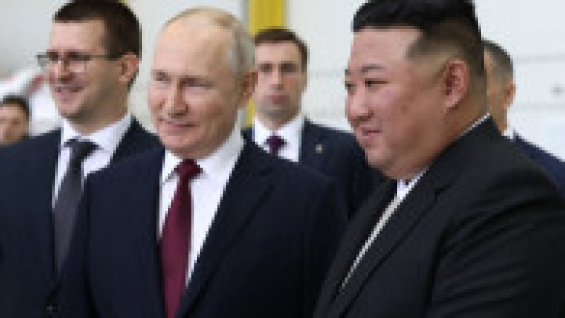 Momentul întâlnirii dintre Putin și Kim. Cei doi și-au strâns mâna 40 de secunde. Ce și-au spus cei doi. FOTO: Profimedia Images | Poza 5 din 24