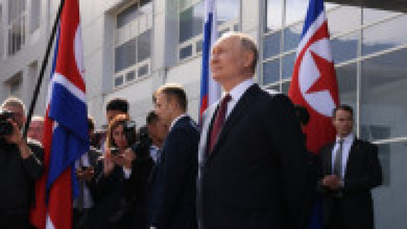 Momentul întâlnirii dintre Putin și Kim. Cei doi și-au strâns mâna 40 de secunde. Ce și-au spus cei doi. FOTO: Profimedia Images | Poza 9 din 24