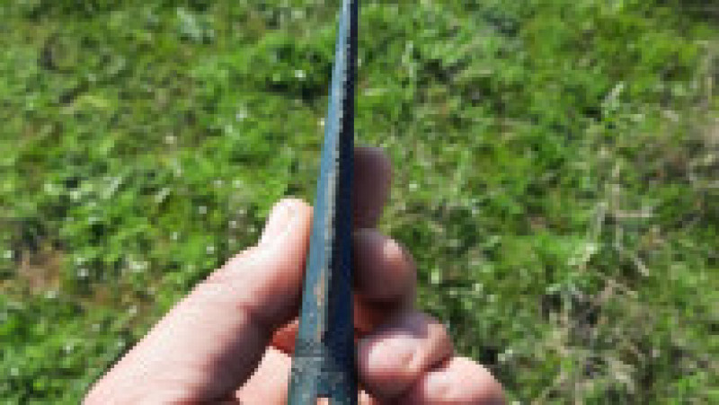 Un jandarm din Teleorman, vânător de comori în timpul liber, a găsit cu detectorul de metale un vârf de lance din Epoca Bronzului FOTO: Facebook/ Jandarmeria Română | Poza 3 din 6