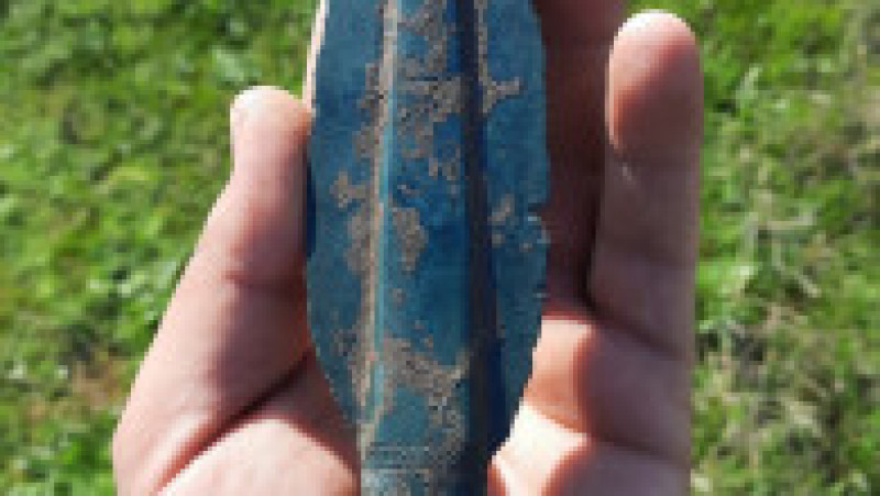 Un jandarm din Teleorman, vânător de comori în timpul liber, a găsit cu detectorul de metale un vârf de lance din Epoca Bronzului FOTO: Facebook/ Jandarmeria Română | Poza 5 din 6