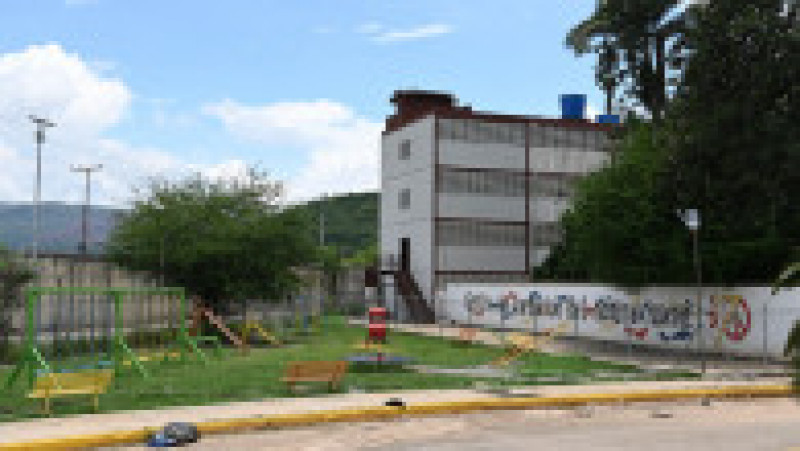 Sub conducerea lui Flores, Torocon a devenit un adăpost de lux pentru pentru gruparea Tren de Aragua. În curtea închisorii a fost amenajată o mică grădină zoologică, un loc de joacă pentru copii, dar și un club de noapte și o piscină. Sursa foto Profimedia Images | Poza 19 din 29