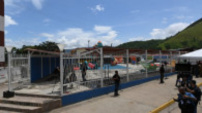 Sub conducerea lui Flores, Torocon a devenit un adăpost de lux pentru pentru gruparea Tren de Aragua. În curtea închisorii a fost amenajată o mică grădină zoologică, un loc de joacă pentru copii, dar și un club de noapte și o piscină. Sursa foto Profimedia Images | Poza 15 din 29
