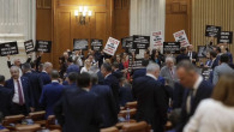 Parlamentarii USR și cei de la AUR protestează în plen cu pancarte. Foto: Inquam Photos / George Călin | Poza 2 din 6