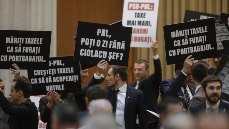 Parlamentarii USR și cei de la AUR protestează în plen cu pancarte. Foto: Inquam Photos / George Călin
