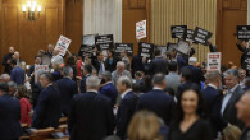 Parlamentarii USR și cei de la AUR protestează în plen cu pancarte. Foto: Inquam Photos / George Călin | Poza 3 din 6