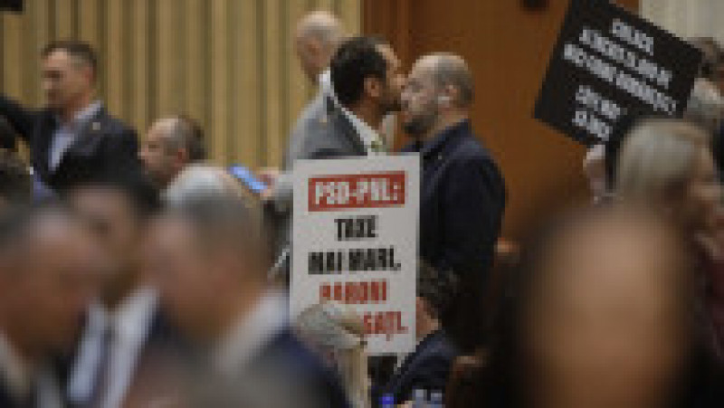 Parlamentarii USR și cei de la AUR protestează în plen cu pancarte. Foto: Inquam Photos / George Călin | Poza 4 din 6