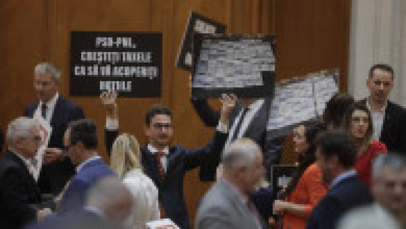 Parlamentarii USR și cei de la AUR protestează în plen cu pancarte. Foto: Inquam Photos / George Călin | Poza 6 din 6