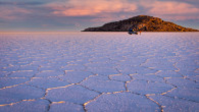 Salar de Uyuni din Bolivia este cel mai mare deșert de sare din lume, un centru de exploatare a zăcămintelor de sare și litiu, precum și o destinație turistică. Foto: Profimedia Images | Poza 31 din 41
