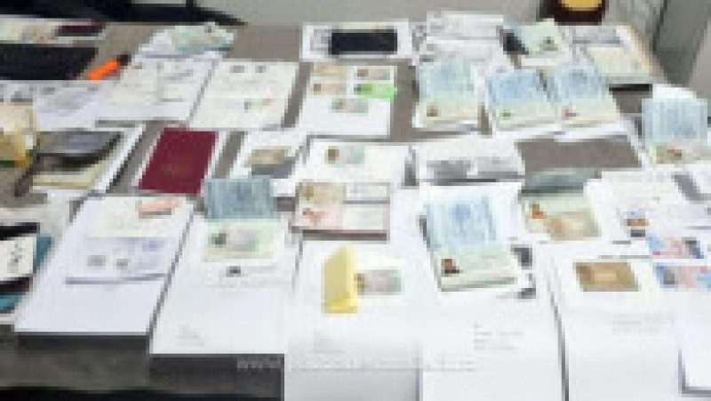 Zeci de documente, descoperite într-un microbuz în Vama Giurgiu. Sursa foto: Poliția de Frontieră | Poza 2 din 3