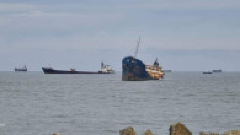 Reprezentanţii Autorităţii Navale Române (ANR) au anunţat că nava care a suferit o explozie, miercuri dimineaţă, în zona Sulina, a fost remorcată către Golful Musura şi eşuată în siguranţă. Foto: Facebook/Mihai Călin | Poza 1 din 4