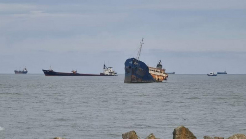 Reprezentanţii Autorităţii Navale Române (ANR) au anunţat că nava care a suferit o explozie, miercuri dimineaţă, în zona Sulina, a fost remorcată către Golful Musura şi eşuată în siguranţă. Foto: Facebook/Mihai Călin 