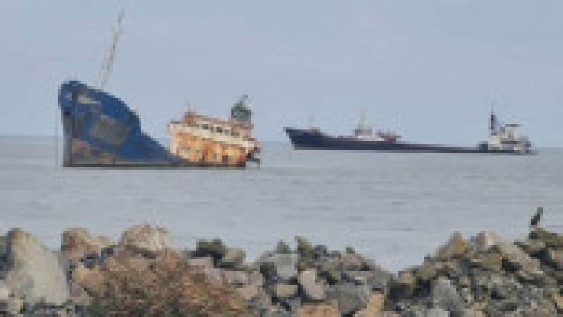 Reprezentanţii Autorităţii Navale Române (ANR) au anunţat că nava care a suferit o explozie, miercuri dimineaţă, în zona Sulina, a fost remorcată către Golful Musura şi eşuată în siguranţă. Foto: Facebook/Mihai Călin | Poza 4 din 4
