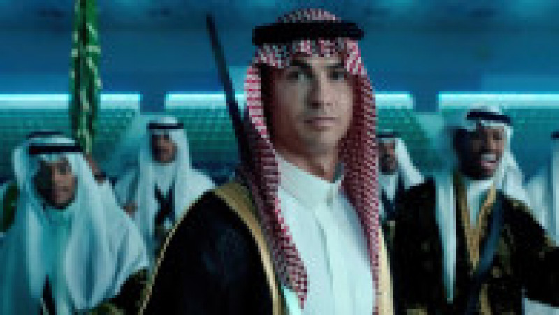 Ronaldo apare purtând haine tradiționale saudite și participă la dansul saudit "aardha", cunoscut și drept "dansul săbiilor". Sursa foto: Profimedia Images | Poza 4 din 13