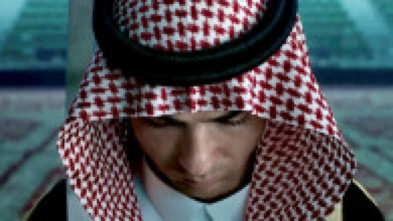 Ronaldo apare purtând haine tradiționale saudite și participă la dansul saudit "aardha", cunoscut și drept "dansul săbiilor". Sursa foto: Profimedia Images | Poza 6 din 13