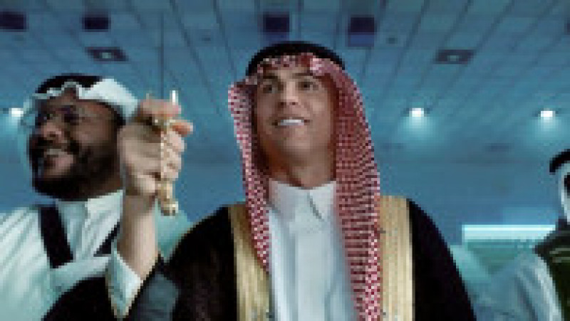 Ronaldo apare purtând haine tradiționale saudite și participă la dansul saudit "aardha", cunoscut și drept "dansul săbiilor". Sursa foto: Profimedia Images | Poza 9 din 13