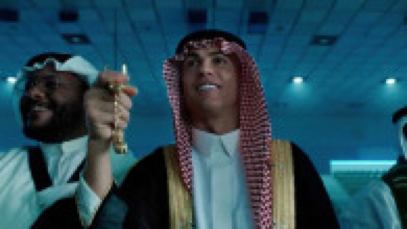 Ronaldo apare purtând haine tradiționale saudite și participă la dansul saudit "aardha", cunoscut și drept "dansul săbiilor". Sursa foto: Profimedia Images | Poza 3 din 13