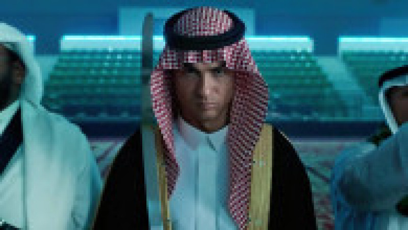 Ronaldo apare purtând haine tradiționale saudite și participă la dansul saudit "aardha", cunoscut și drept "dansul săbiilor". Sursa foto: Profimedia Images | Poza 1 din 13