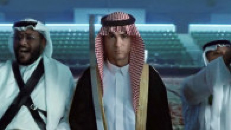 Ronaldo apare purtând haine tradiționale saudite și participă la dansul saudit "aardha", cunoscut și drept "dansul săbiilor". Sursa foto: Profimedia Images | Poza 13 din 13