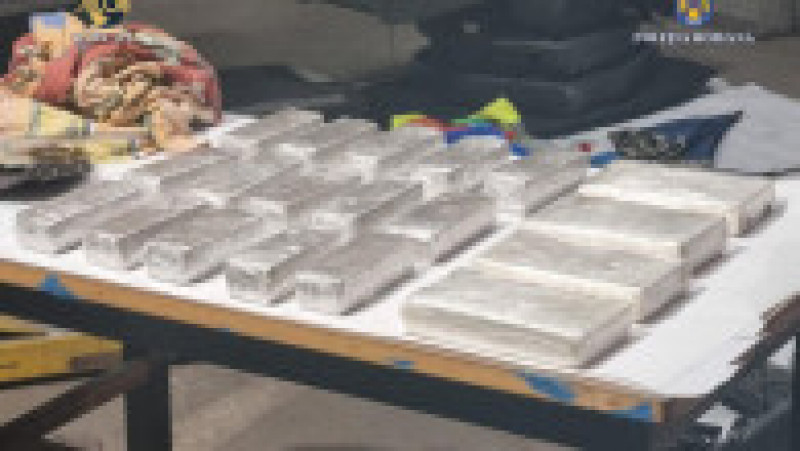 Drogurile, 10 kg de heroină și 4 kg de cocaină, erau ascunse într-un compartiment secret al mașinii. Sursă foto: DIIOCT | Poza 1 din 4