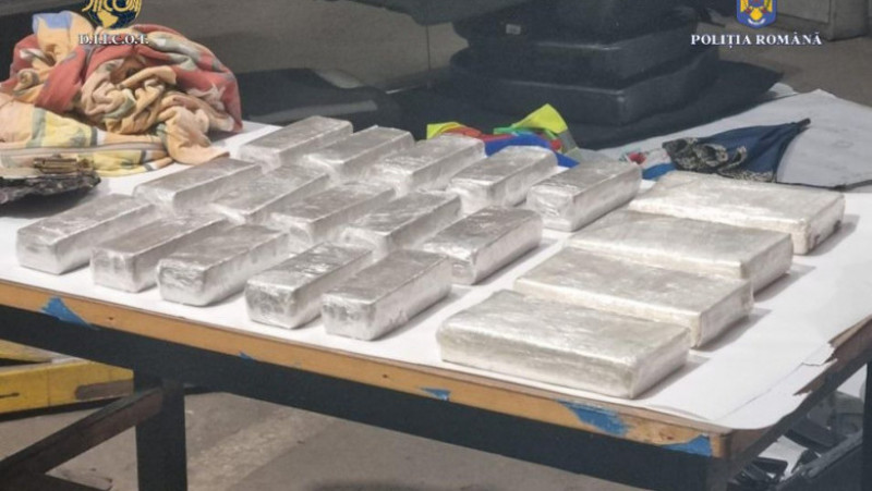 Drogurile, 10 kg de heroină și 4 kg de cocaină, erau ascunse într-un compartiment secret al mașinii. Sursă foto: DIIOCT