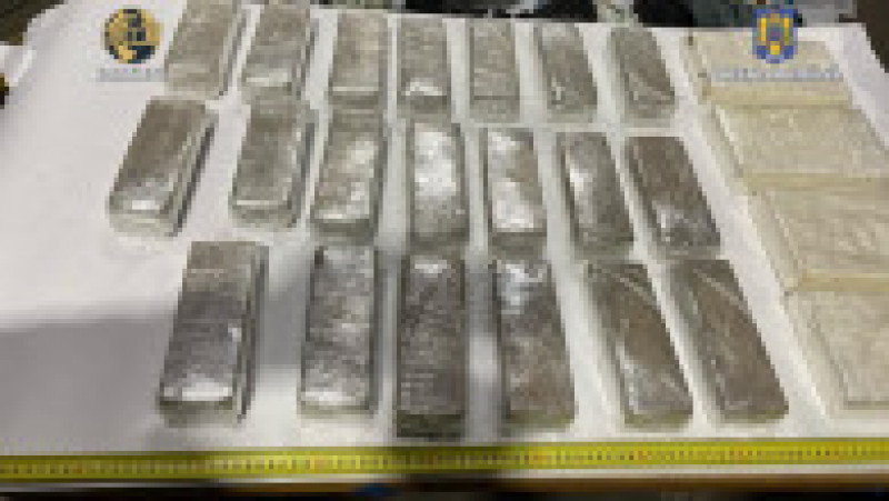Drogurile, 10 kg de heroină și 4 kg de cocaină, erau ascunse într-un compartiment secret al mașinii. Sursă foto: DIIOCT | Poza 2 din 4