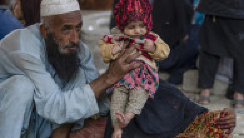 Peste 10.000 de afgani care trăiau în Pakistan s-au îngrămădit marţi la frontiera cu Afganistan. FOTO: Pprofimedia Images | Poza 2 din 16