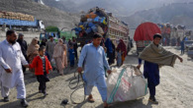 Peste 10.000 de afgani care trăiau în Pakistan s-au îngrămădit marţi la frontiera cu Afganistan. FOTO: Pprofimedia Images | Poza 10 din 16