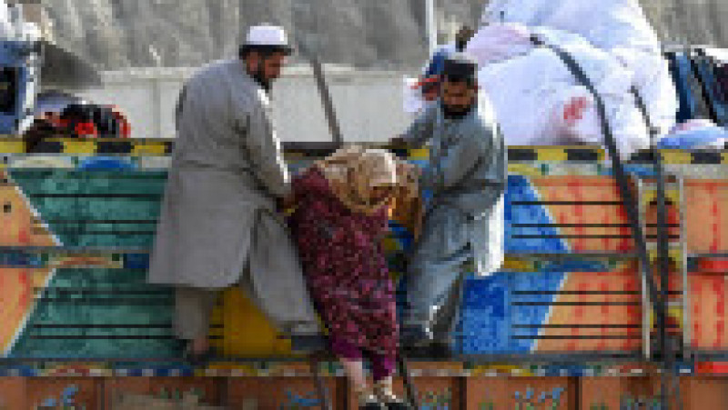 Peste 10.000 de afgani care trăiau în Pakistan s-au îngrămădit marţi la frontiera cu Afganistan. FOTO: Pprofimedia Images | Poza 11 din 16