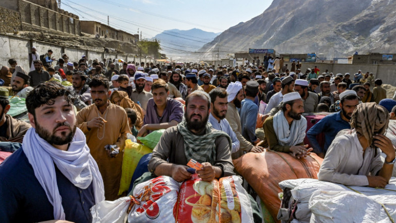 Peste 10.000 de afgani care trăiau în Pakistan s-au îngrămădit marţi la frontiera cu Afganistan. FOTO: Pprofimedia Images