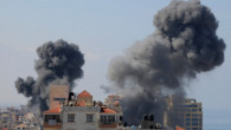 Militanți Hamas s-au infiltrat de pe mare, din aer și de la sol în Israel, unde au deschis focul, în vreme ce aviația israeliană bombardează ținte Hamas în Gaza, după miile de rachete trase de pe teritoriul palestinian. Foto: Profimedia | Poza 20 din 21