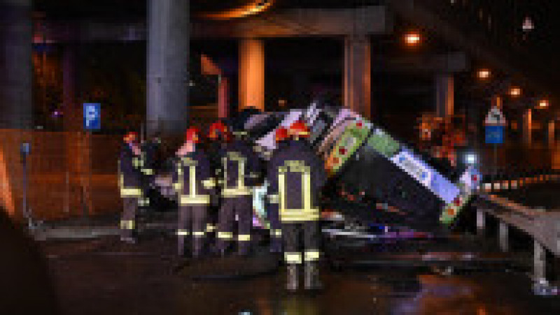 Accidentul s-a produs ieri seară, în nordul Italiei. Autocarul era plin de turiști, printre care ucraineni, germani și francezi. Înălțimea podului era de 15 metri. Sursa foto: Profimedia Images | Poza 9 din 25