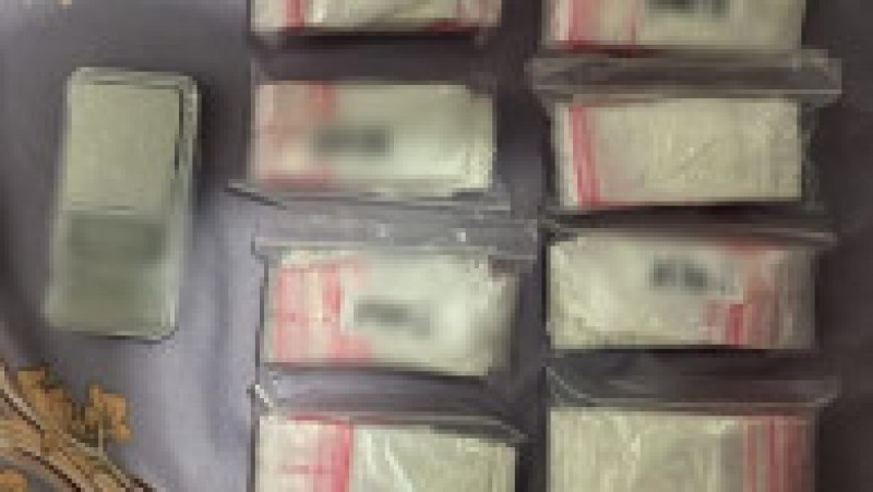Droguri și bani confiscate de procurorii DNA. Sursă foto: DIICOT | Poza 1 din 3