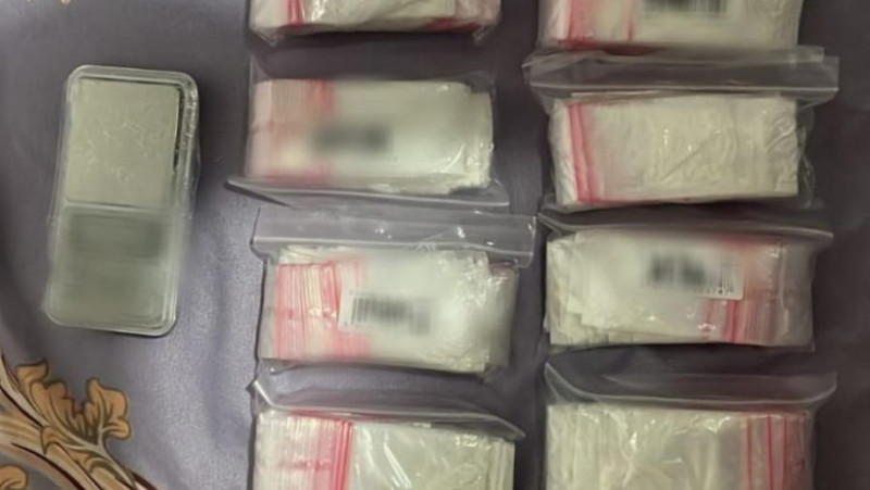 Droguri și bani confiscate de procurorii DNA. Sursă foto: DIICOT