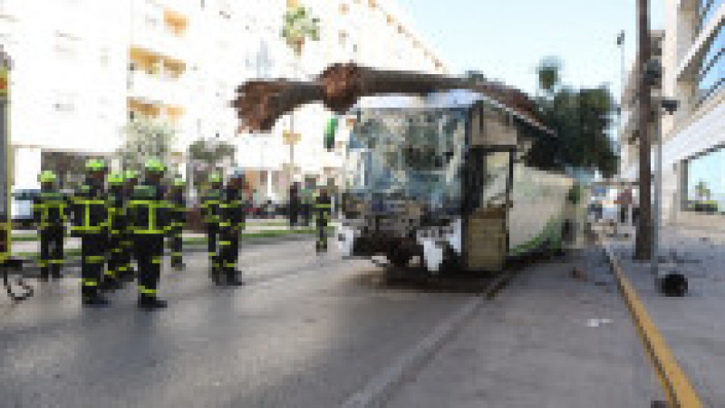 Trei persoane au murit în Spania, după ce au fost lovite de un autobuz scăpat de sub control, care a intrat în trecători. FOTO: Profimedia Images | Poza 2 din 6