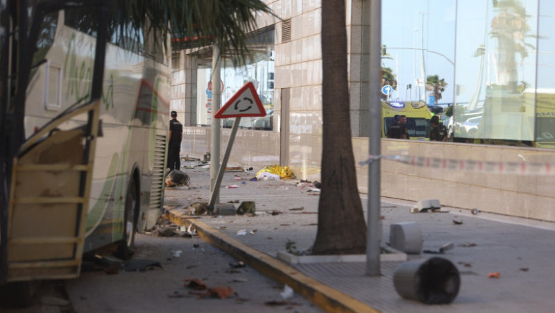 Trei persoane au murit în Spania, după ce au fost lovite de un autobuz scăpat de sub control, care a intrat în trecători. FOTO: Profimedia Images