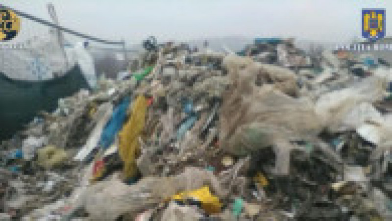 O grupare de contrabandiști ar fi adus în țară 1.500 de tone de deșeuri. FOTO: DIICOT | Poza 9 din 9