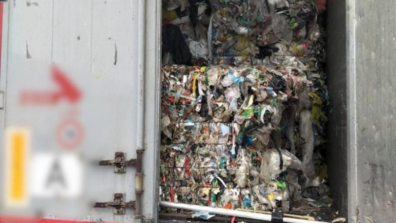 O grupare de contrabandiști ar fi adus în țară 1.500 de tone de deșeuri. FOTO: DIICOT